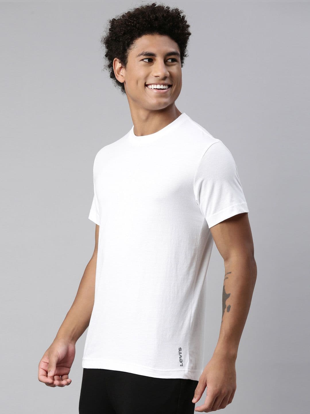 Levis Men Soft Pure Cotton Round Neck Half Sleeve Tshirt — view 3